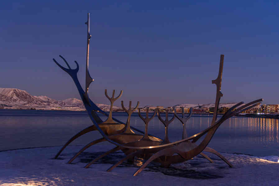 Islandia 028 - Reykjavik - escultura El Viajero del Sol.jpg